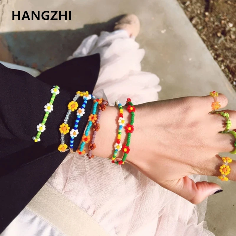 HangZhi 2020 New Korean Cute Flowers Daisy Bracelets Transparent Colorful Beaded Handmade Elastic Wristband for Women Jewelry