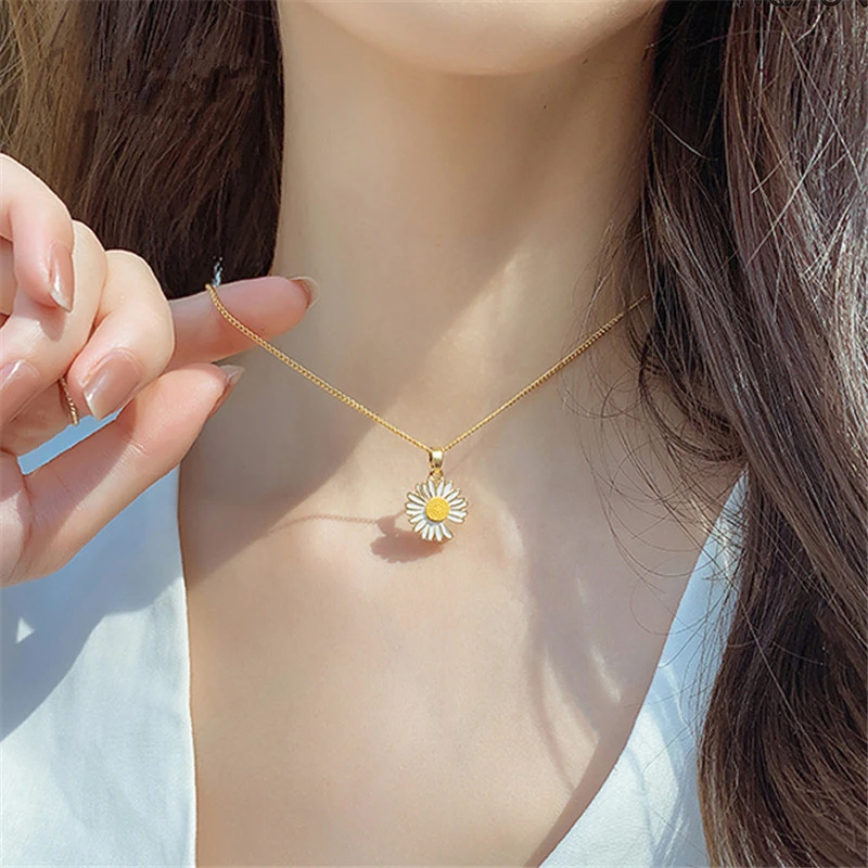 Fashion Summer Vacation Necklace Metal Geometric Flowers Daisy Pendant Chain Clavicle Short Chain Necklace for Women Jewelry
