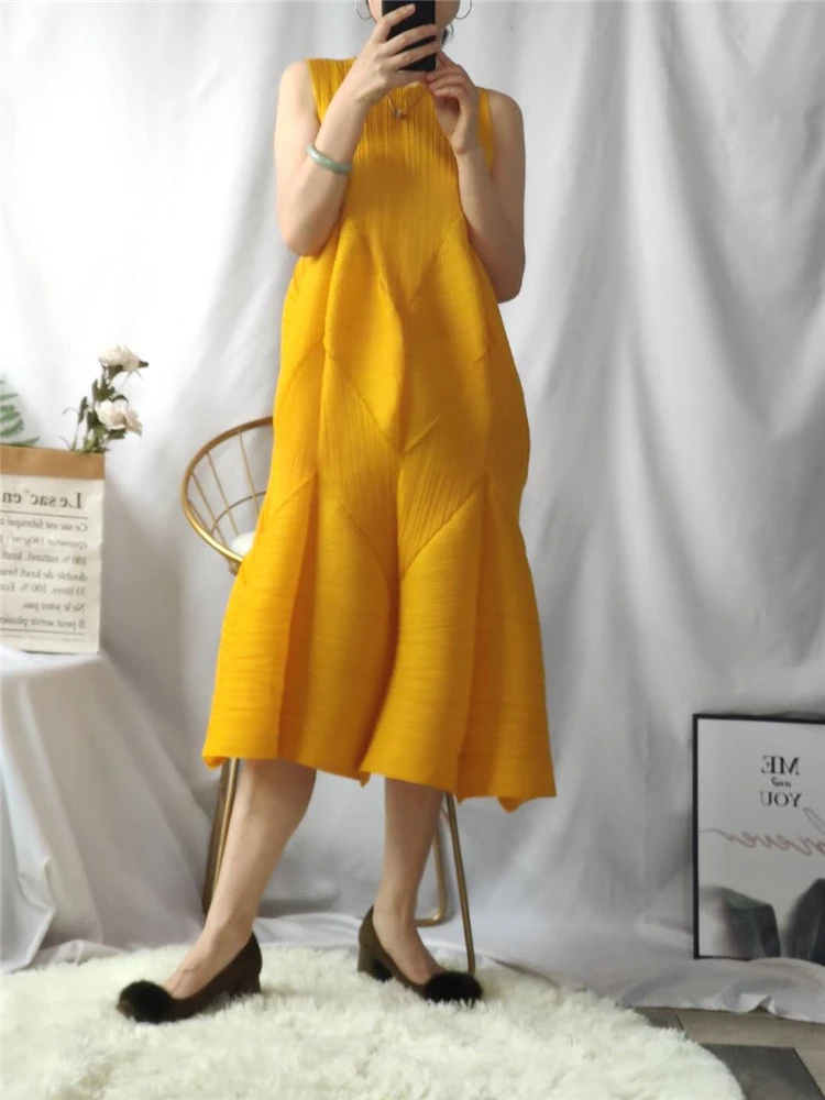Miyake Pleated Summer 2021 New Long Pleated Lantern Dress Large Size Loose Sleeveless Bud Dress Women Designer Classic Clothes