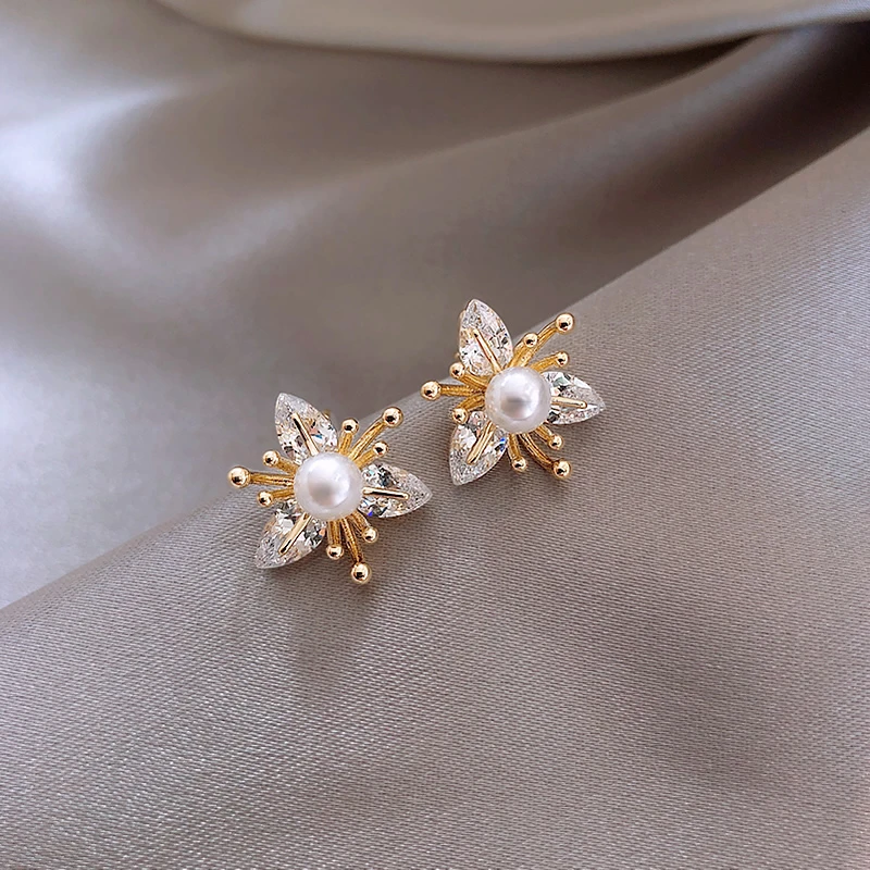 2020 New fashion Women temperament fine crystal flowers Stud Earrings contracted small pearl modelling Earrings Jewelry