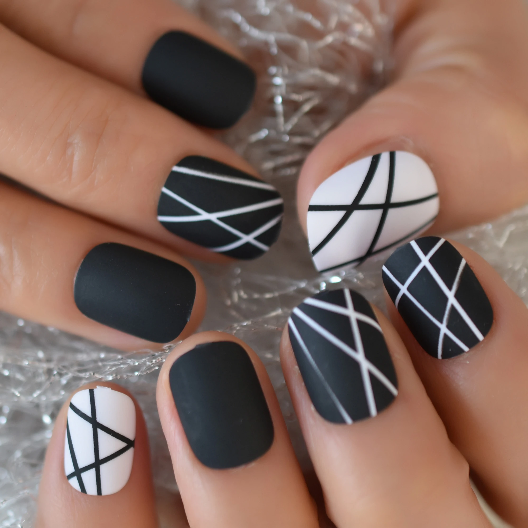 Short Round Fake Nails Black-White Lines Simple Design Fingernail Tip Professional French Nail Art For Student Office Lady