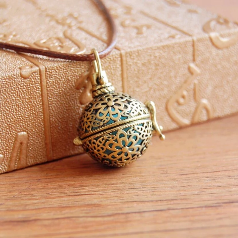 Vintage Literary Flower Sachet Ball Aromatherapy Perfume Long Openable Personality Popular Female Pendant Necklaces NE192