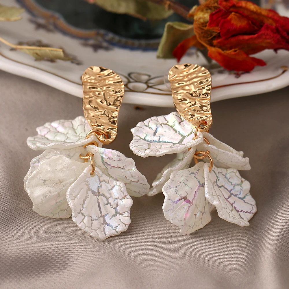 Korean White Acrylic Flower Petal Drop Earrings For Women's Fashion Statement Shell Flower Trend Alloy Pendant Earring Jewellery