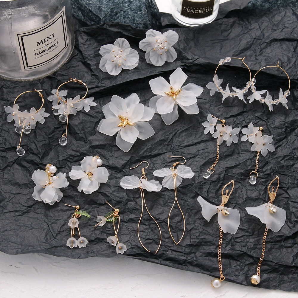 2021 Fashion Trend White Acrylic Flower Drop Earrings Female Acrylic Alloy Tassel Chain Pendant Earrings Korean Wedding Earrings